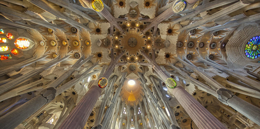 Sagrada Familia Basiliek binnen plafond